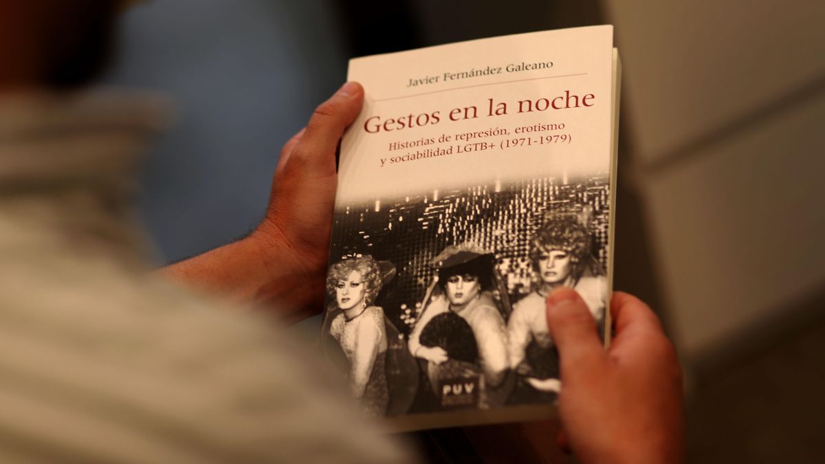 Publicacions de la Universitat de València ha editado 'Gestos en la noche' del historiado Javier Fernández Galeano.