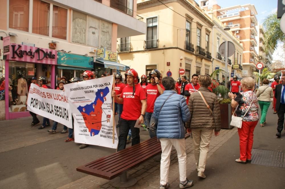 Varias mujeres animan a los bomberos a su paso por la calle Castillo