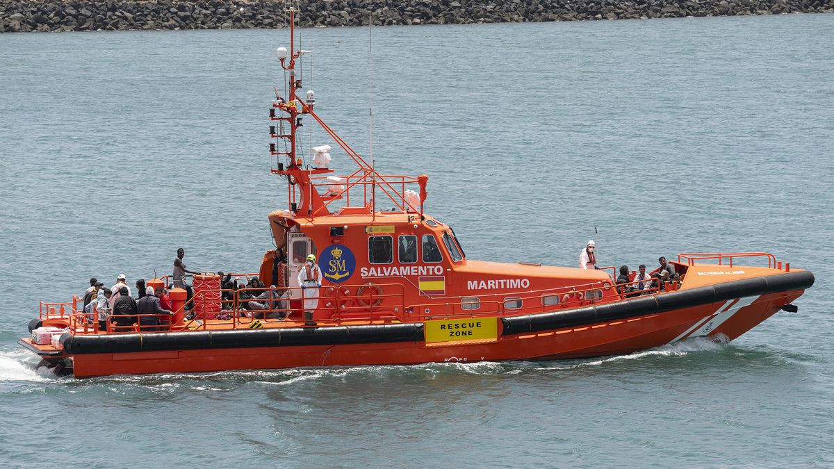 Salvamento rescata a once personas de un pesquero a la deriva a 100 kilómetros de Lanzarote