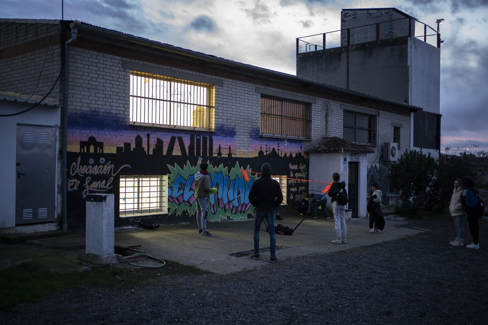 Varios jóvenes jugando en las instalaciones de la asociación El Fanal, que trabaja con la población más joven de la Cañada Real.