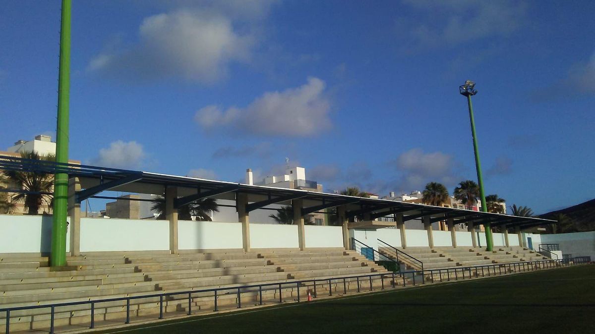 El Ayuntamiento cierra el campo de fútbol del barrio de Las Coloradas por el riesgo de caída de una de las torres de iluminación