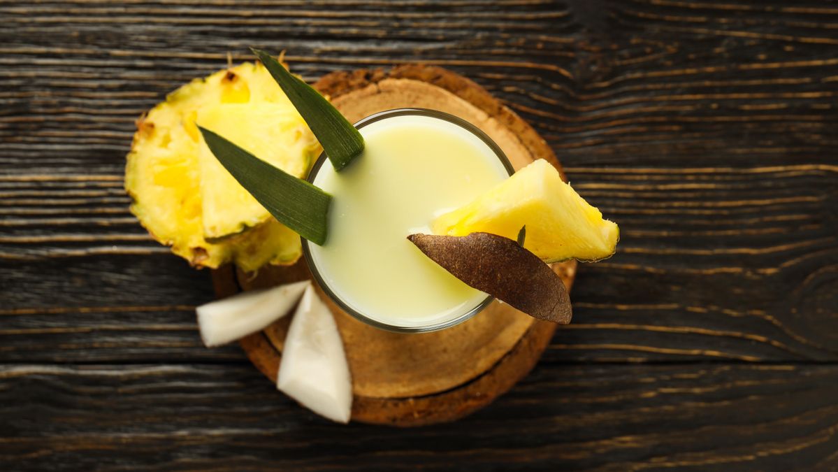 La receta original incluye ron blanco, crema de coco y jugo de piña
