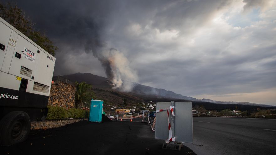 La lluvia aplasta la ceniza que se amontona en las aceras de La Palma