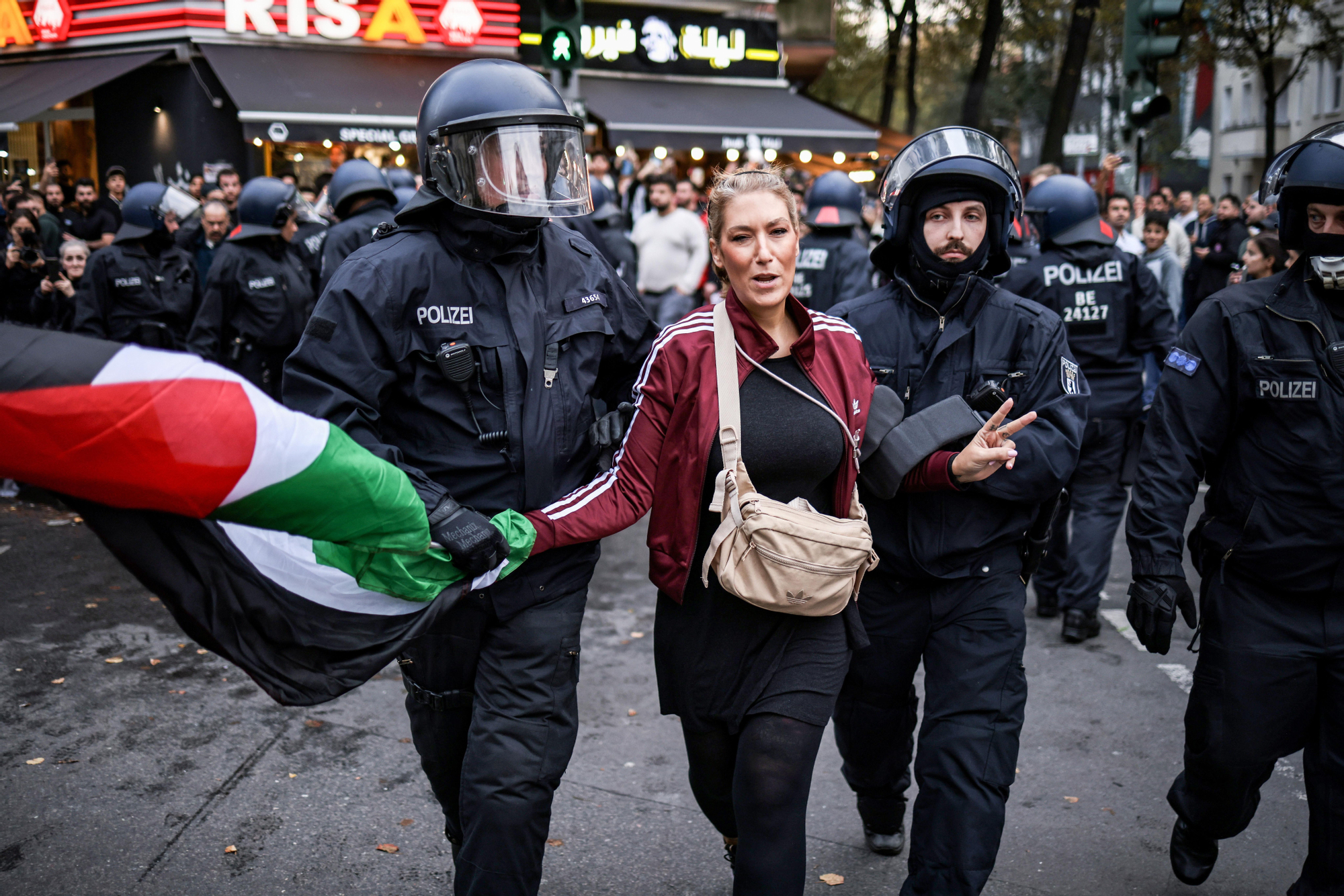 Una manifestante con una bandera palestina es detenida por la policía en Berlín el 13 de octubre.