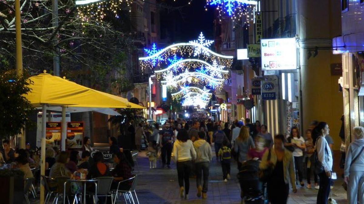 La calle Castillo de la capital tinerfeña, con el alumbrado y adornos en plena campaña de Navidad.