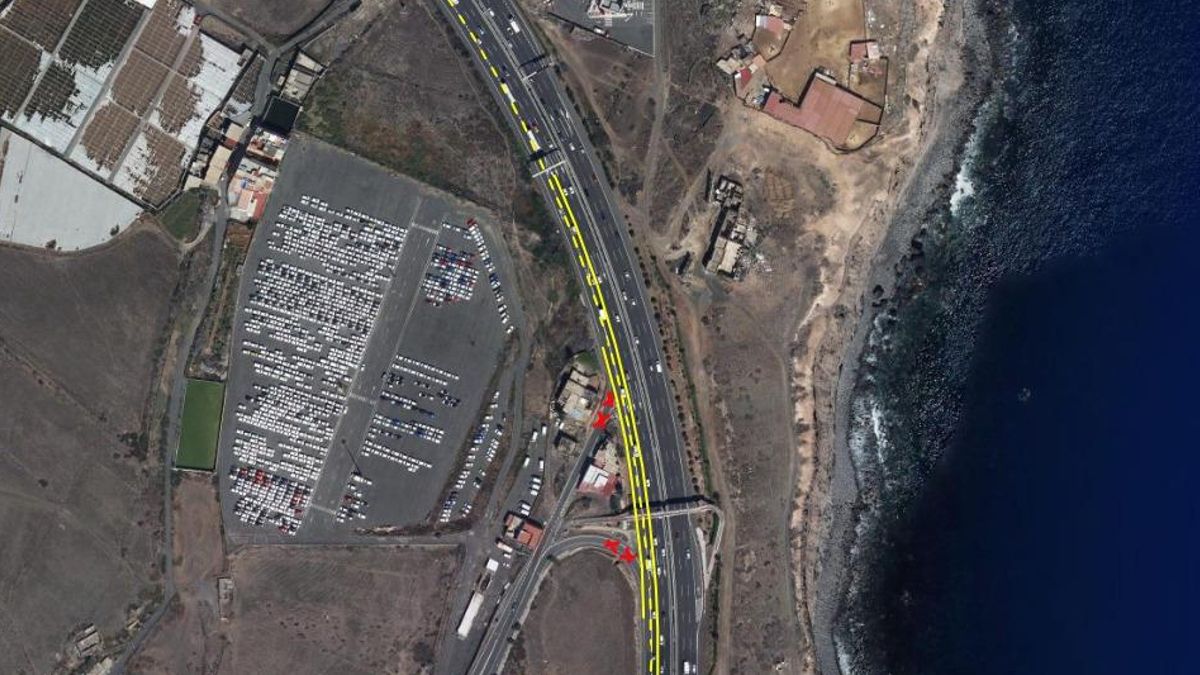 Parte del tramo del cuarto carril en la GC-1, sentido sur, con los accesos de salida y entrada a la Pardilla cerrados.