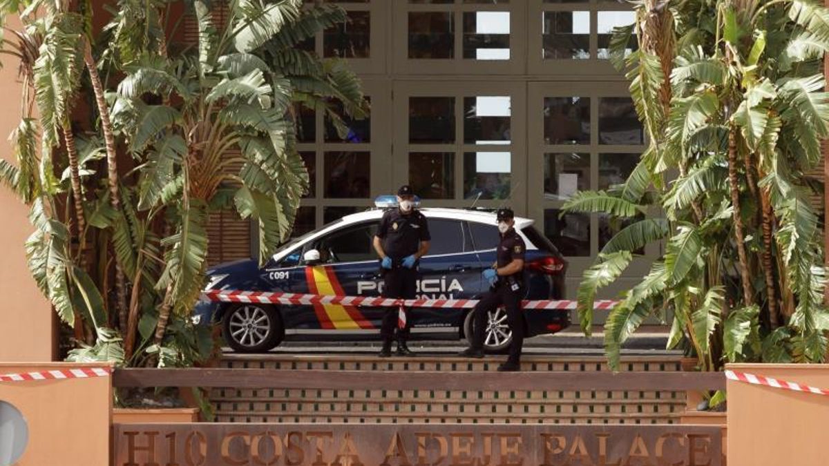 Miembros de la Policía Nacional custodian la entrada del hotel en Adeje, cuyos clientes y trabajadores se encuentran en vigilancia sanitaria, tras el positivo de un turista en coronavirus.