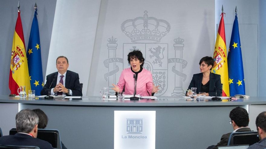 El ministro de Agricultura, Luis Planas, la ministra de Inclusión, Seguridad Social y Migraciones, Elma Saiz, y la ministra de Vivienda, Isabel Rodríguez, durante una rueda de prensa tras el Consejo de Ministros, a 20 de octubre de 2026, en Madrid (España).
