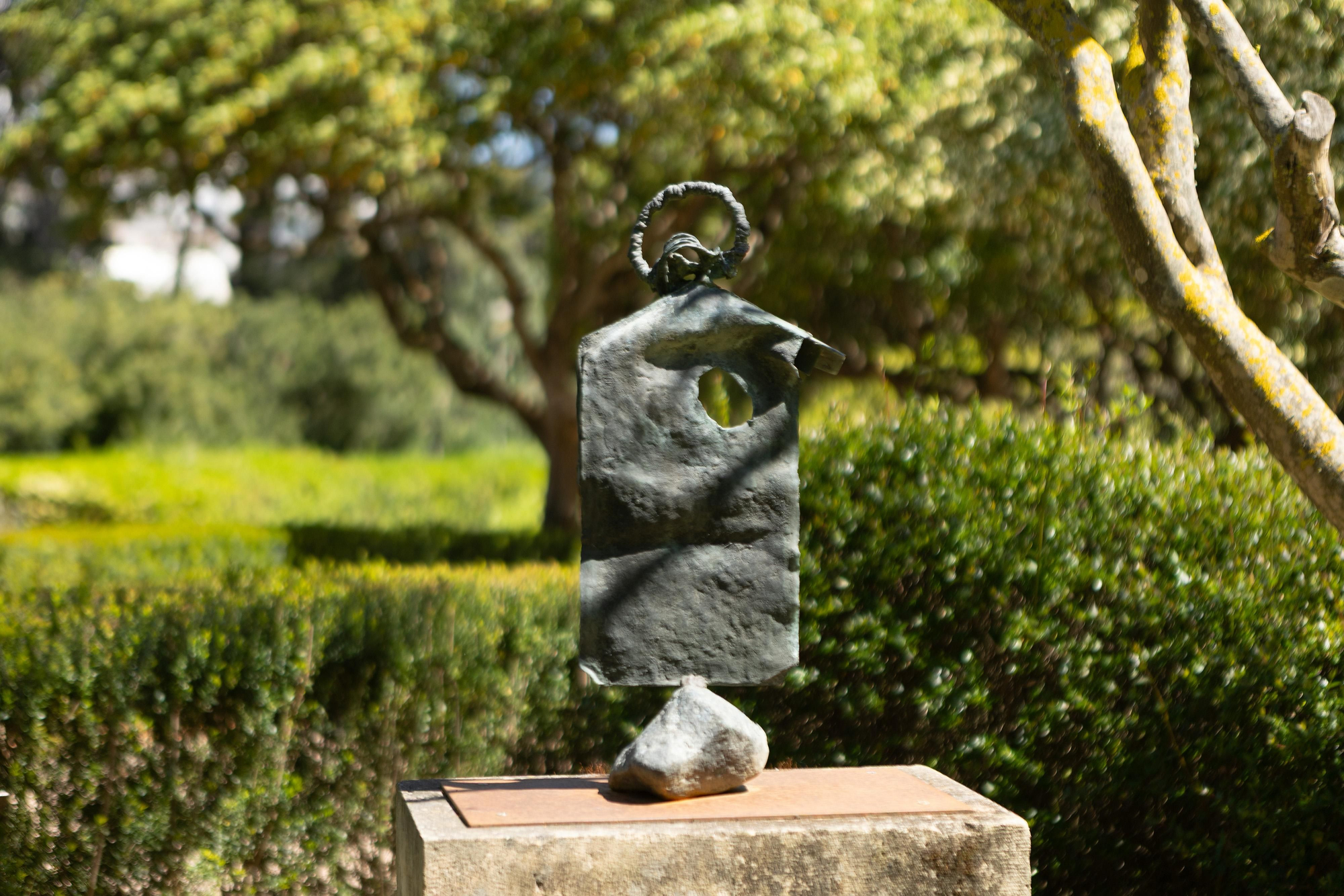 Una de las esculturas de Joan Miró expuestas en los jardines de Marivent