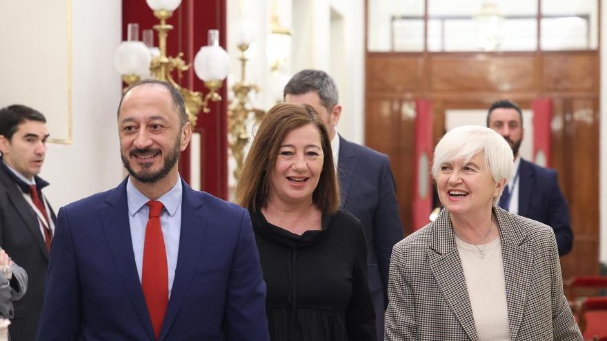 (I-D) El vicepresidente del Congreso, Alfonso Rodríguez Gómez de Celis, la presidenta de Congreso, Francina Armengol, y la portavoz adjunta del PSOE en el Congreso, Isaura Leal, a su llegada a la Mesa del Congreso, en el Congreso de los Diputados, a 6 de
