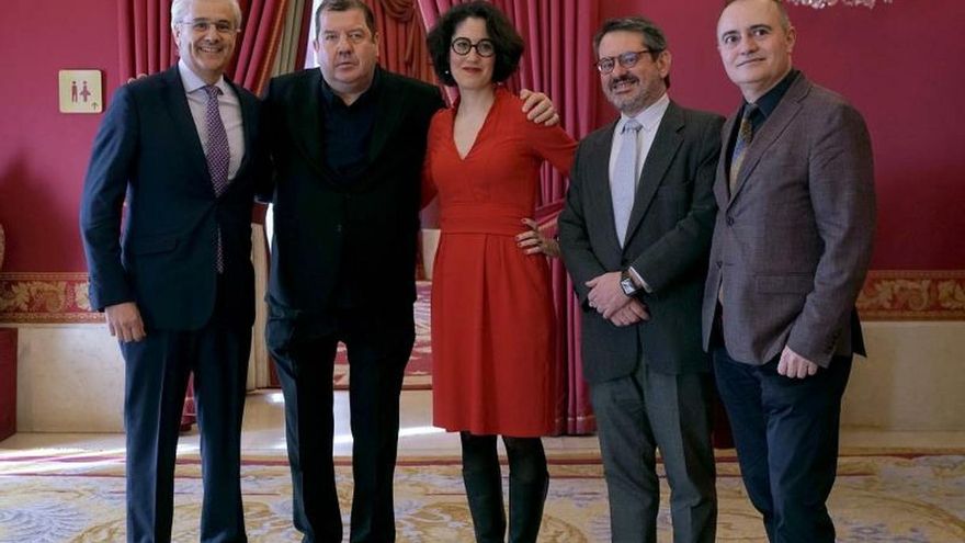 Fotografía facilitada por el Teatro Real. De izquierda a derecha: el director general del teatro, Ignacio García-Belenguer; el director de la orquesta,Ivor Bolton; la de escena, Mariame Clèment; el autor de la edición moderna, Álvaro Torrente, y Joan Matabosch.
