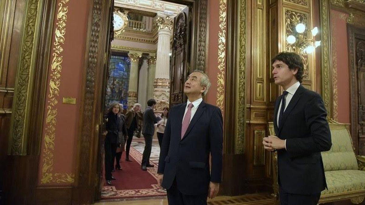 El diputado general de Bizkaia recibe al Embajador de Japón