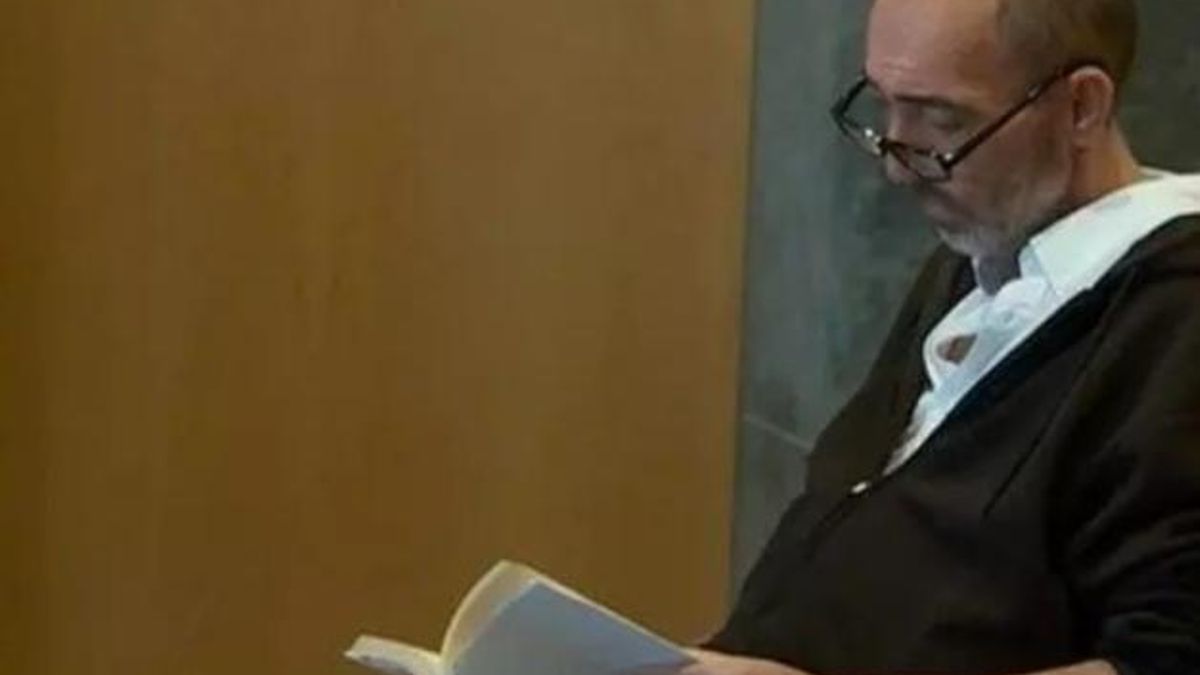 Natalio Grueso permaneció buena parte de la vista oral del juicio por el 'caso Niemeyer' leyendo un libro. En la imagen, en el banquillo de los acusados de la Audiencia Provincial de Asturias.