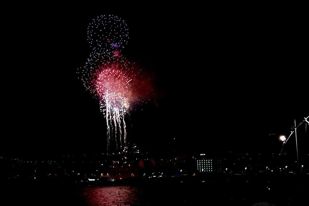 Fuegos artificiales durante la noche de San Juan en la capital grancanaria. (Foto: Cirenia Vico).