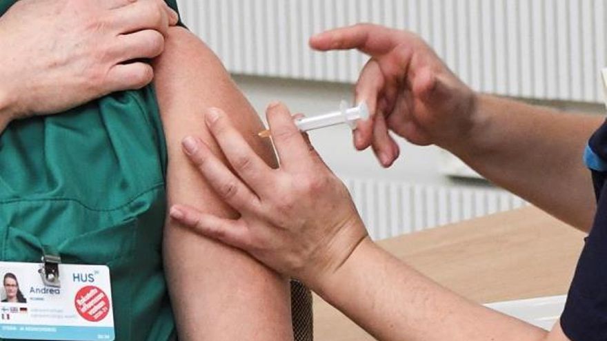 Finlandia empieza a vacunar al personal sanitario en Helsinki