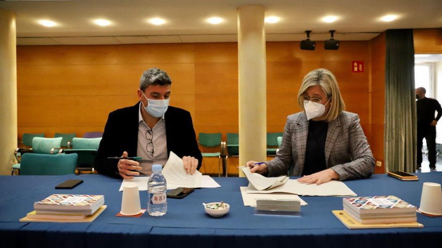 Mamen Peris y Carlos Gracia, diputados de Ciudadanos, en una junta de portavoces.