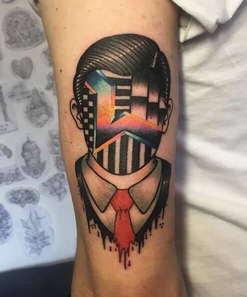 Tatuaje inspirado en el estilo del graffitero Felipe Pantone