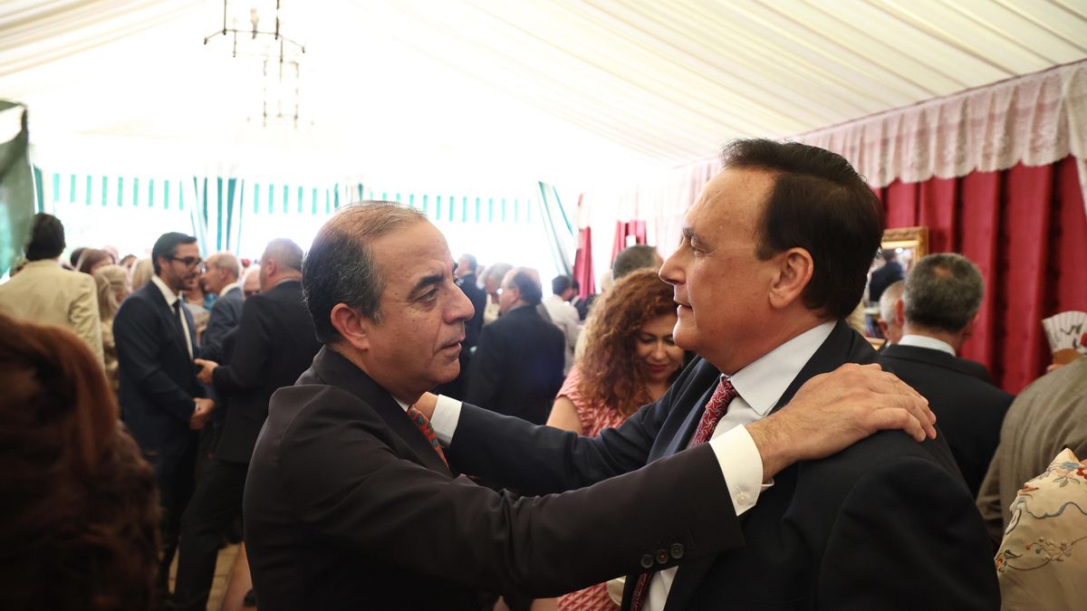 Imagen de archivo del rector de la Universidad de Sevilla, Miguel Ángel Castro, saludando al consejero de Universidad e Innovación, José Carlos Gómez Villamandos