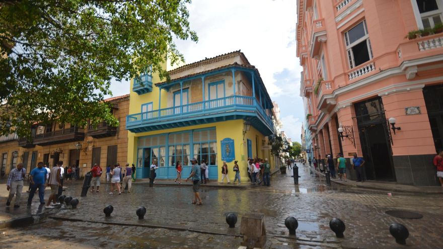 Viejos edificios de la época española en la esquina de Mercaderes y Obispo.