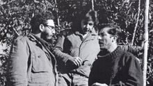 Enrique Meneses (a la derecha), con Fidel y Raúl Castro, en Sierra Maestra.