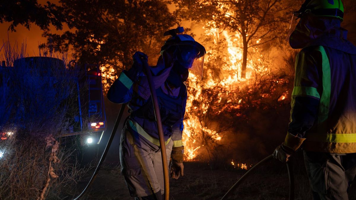 Un incendio forestal en Calvos de Randín (Ourense) supera las 350 hectáreas y amenaza a zonas pobladas