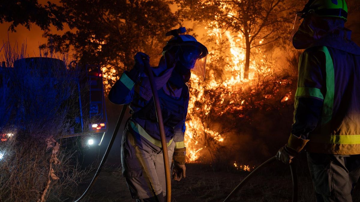 Un incendio forestal en Calvos de Randín (Ourense) supera las 350 hectáreas y amenaza a zonas pobladas