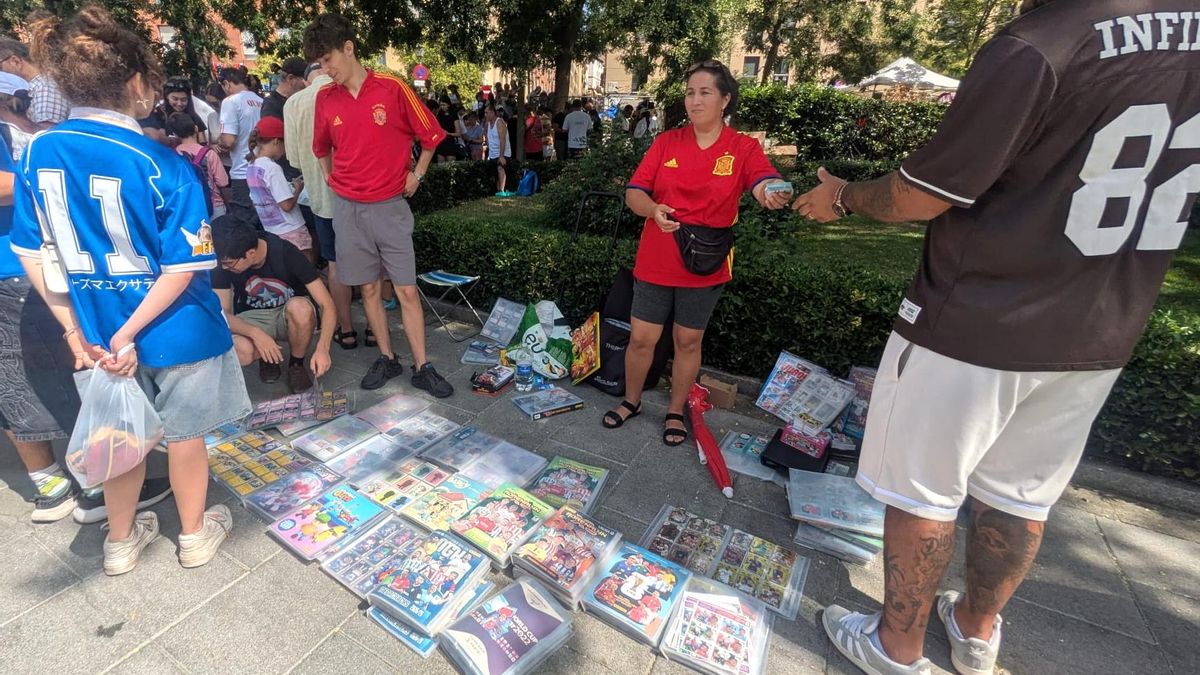 Un puesto improvisado para vender cromos en la Plaza del Campillo