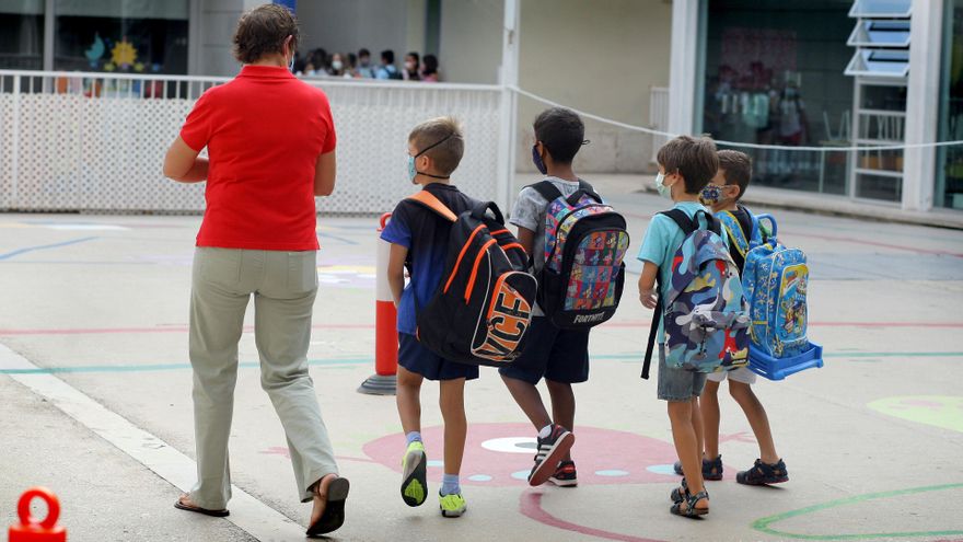 Varios niños en el colegio Balmes de València en el primer día de curso.