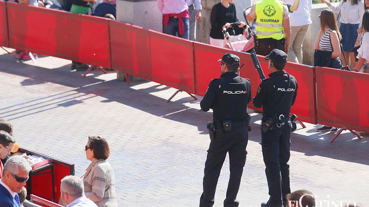 Agentes de la Policía Nacional en la Carrera Oficial.