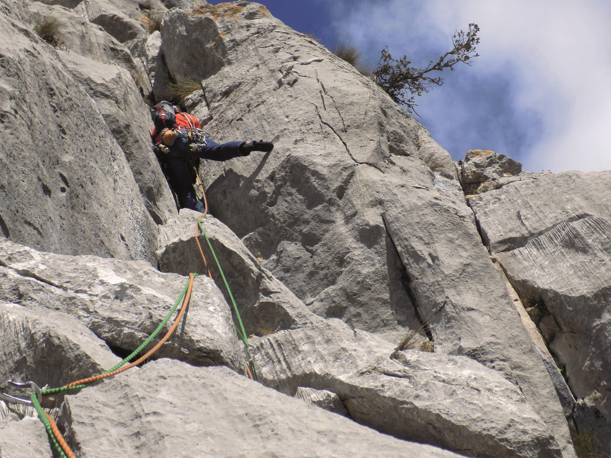 Diedros de grado amable y buena protección en el Cueto Agero.