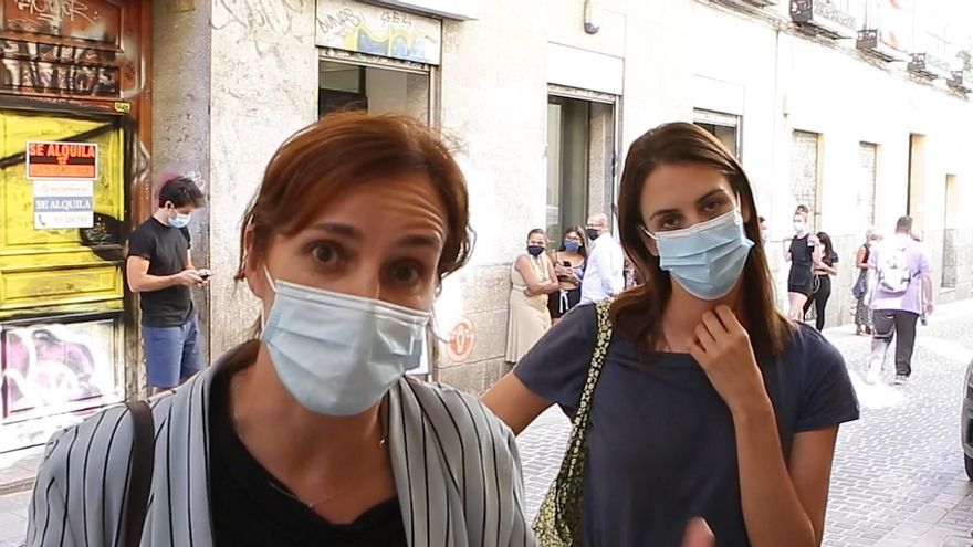 Mónica García y Rita Maestre, con las colas del centro de salud de Palma a su espalda