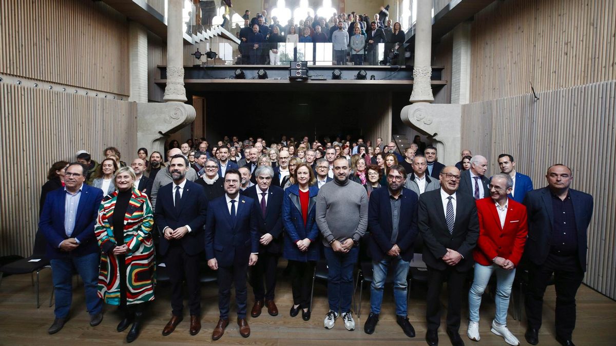 Els representants polítics, socials i econòmics que van assistir a la presentació del Pla de transformació del SOC