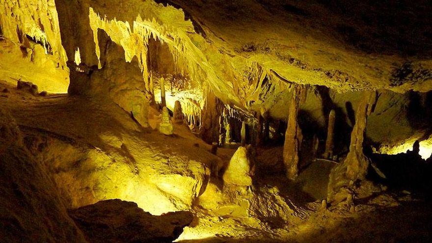 Con estalactitas y estalagmitas y de 350 metros de longitud, esta cueva era utilizada en los siglos XVIII y XIX por contrabandistas para esconder sus mercancías
