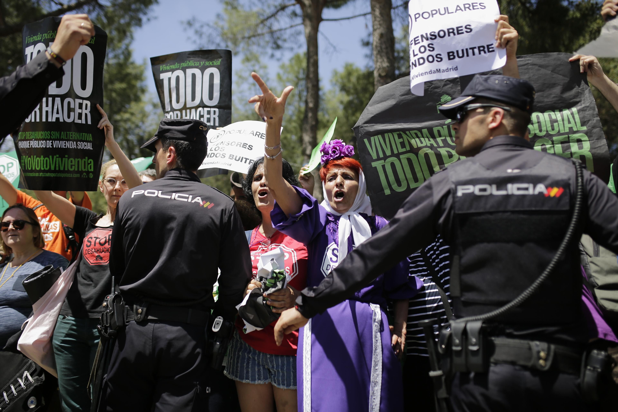 La PAH ha iniciado una nueva campaña de escraches contra el PP y Ciudadanos,  después de que ambos partidos se negasen a firmar el compromiso de la ley de vivienda en la Comunidad de Madrid.