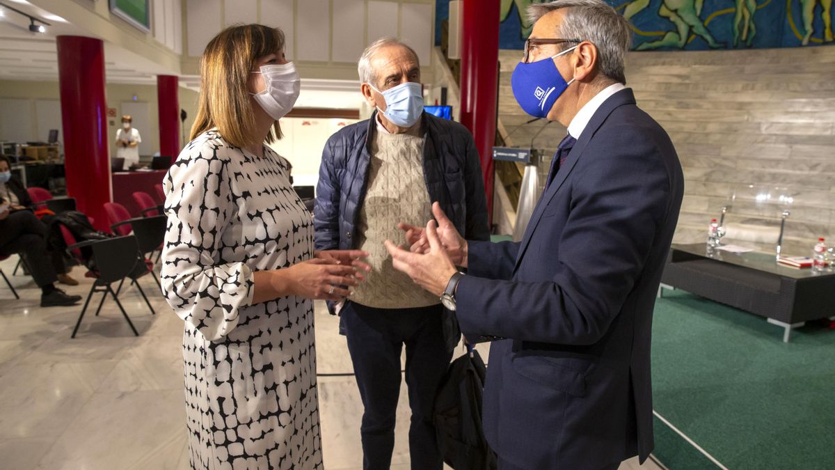 La consejera de Economía y Hacienda, María Sánchez; el director del ICAF, Jesús Bulnes; y el presidente del ICO, José Carlos García de Quevedo, de izquierda a derecha