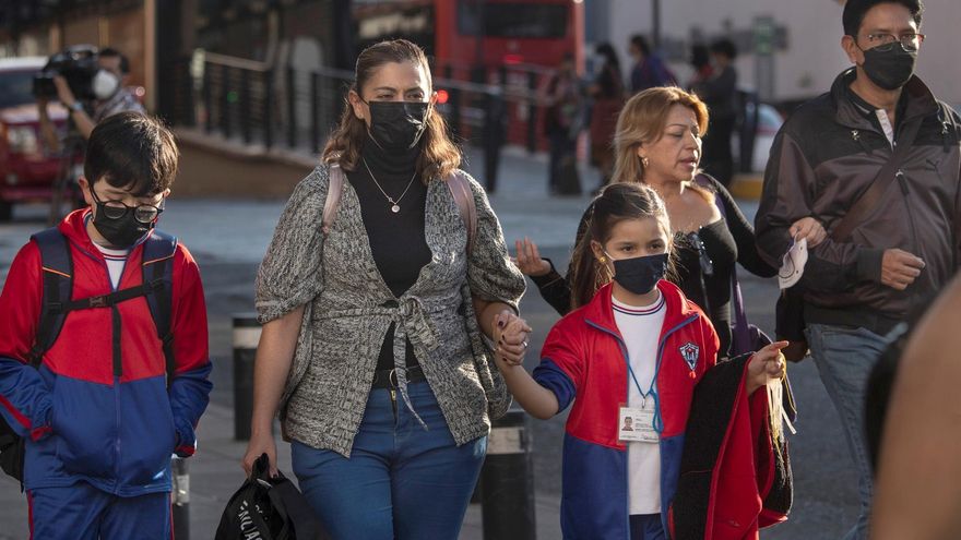 Un grupo de personas con cubrebocas fue registrado este domingo al caminar por las calles del Centro Histórico de la Ciudad de México. La Secretaría de Salud mexicana informó que el país registró hoy 52 nuevas muertes por la covid-19 para llegar a 296.672 decesos totales durante la actual pandemia.