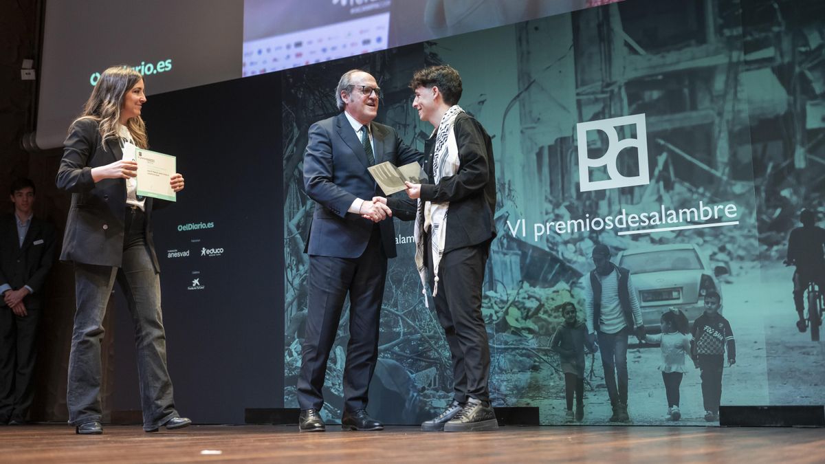 Ángel Gabilondo, Defensor del Pueblo, entrega el premio al activista del año