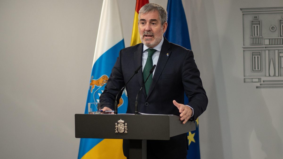 Archivo - El presidente de Canarias, Fernando Clavijo, ofrece una rueda de prensa tras su reunión con el presidente del Gobierno, Pedro Sánchez, en el Complejo de La Moncloa, a 10 de octubre de 2024, en Madrid (España). El objetivo de la ronda de reunione