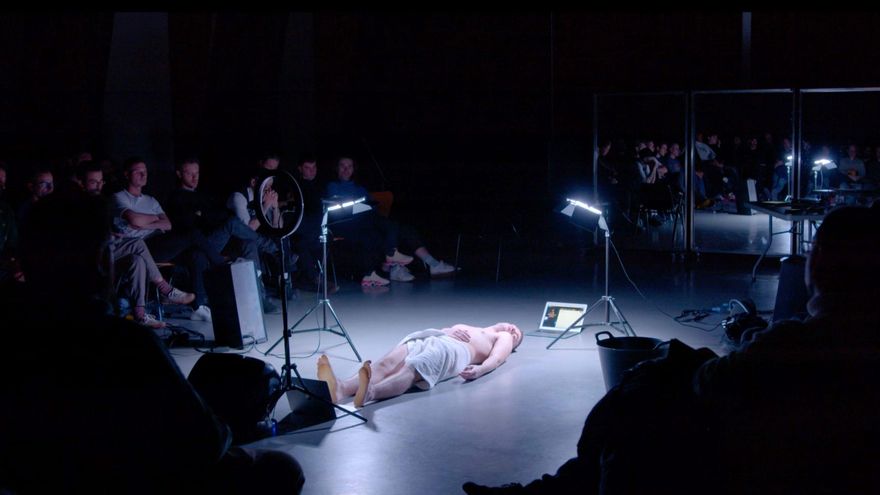 'La Carn', un espectáculo que muestra la soledad de la juventud hiperconectada a través de encuentros sexuales en Internet