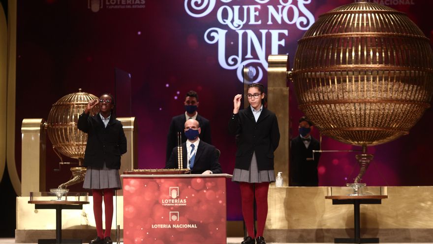 Dos de las niñas de la residencia de San Ildefonso, cantan uno de los quintos premios de la Lotería de Navidad, durante la celebración del Sorteo Extraordinario de la Lotería de Navidad 2020 en el Teatro Real de Madrid (España), a 22 de diciembre de 2020.