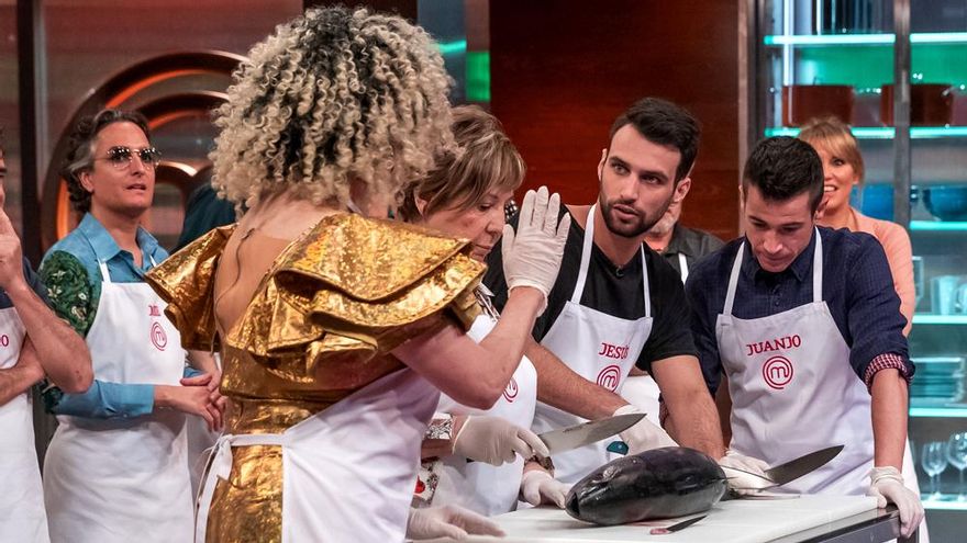 Celia Villalobos con las "manos en la masa" junto a sus compañeros