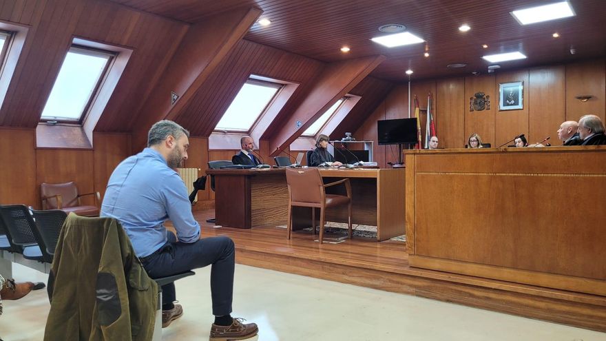 El alcalde de Ribamontán al Monte, Joaquín Arco, durante el juicio contra él por un presunto delito continuado de prevaricación.