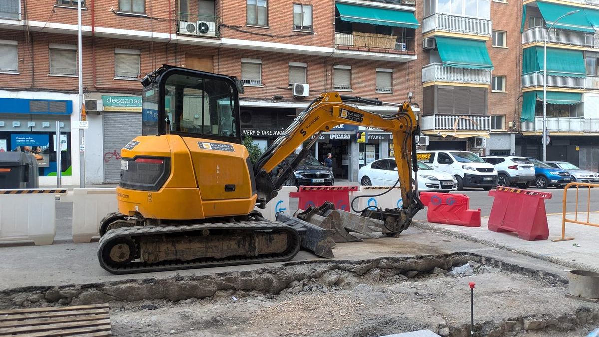 Una grúa aparcada durante las primeras horas de la tarde. Calle de la Oca, en julio