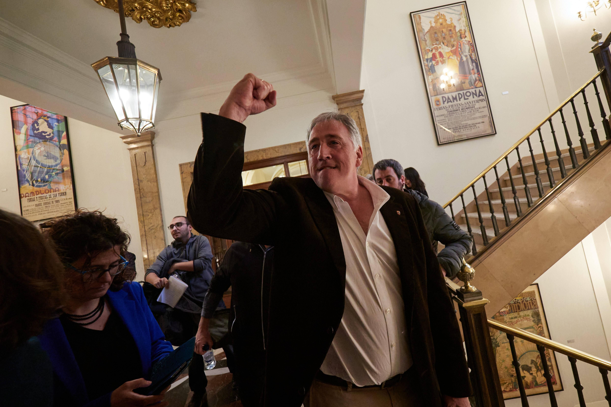 Joseba Asiron, en las escaleras del Ayuntamiento celebrando su investidura.