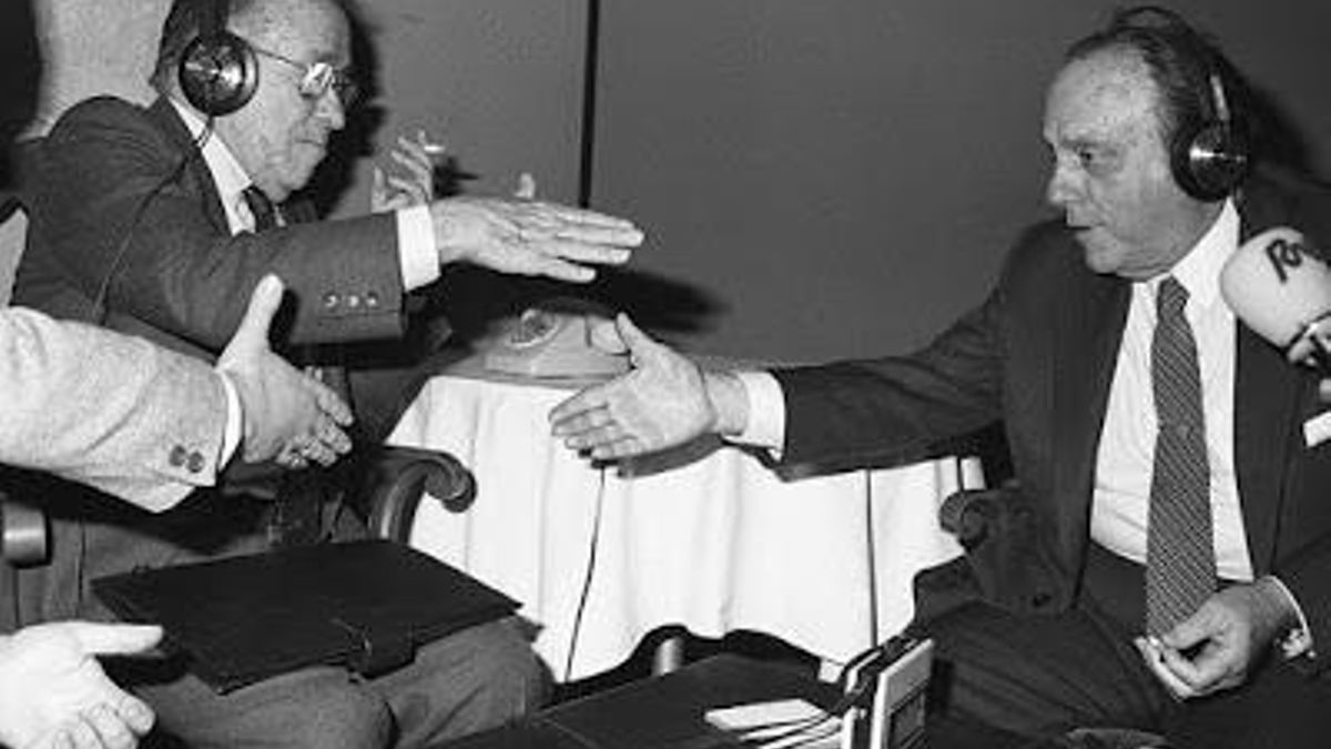 Santiago Carrillo y Manuel Fraga, saludándose en un programa de radio de RNE