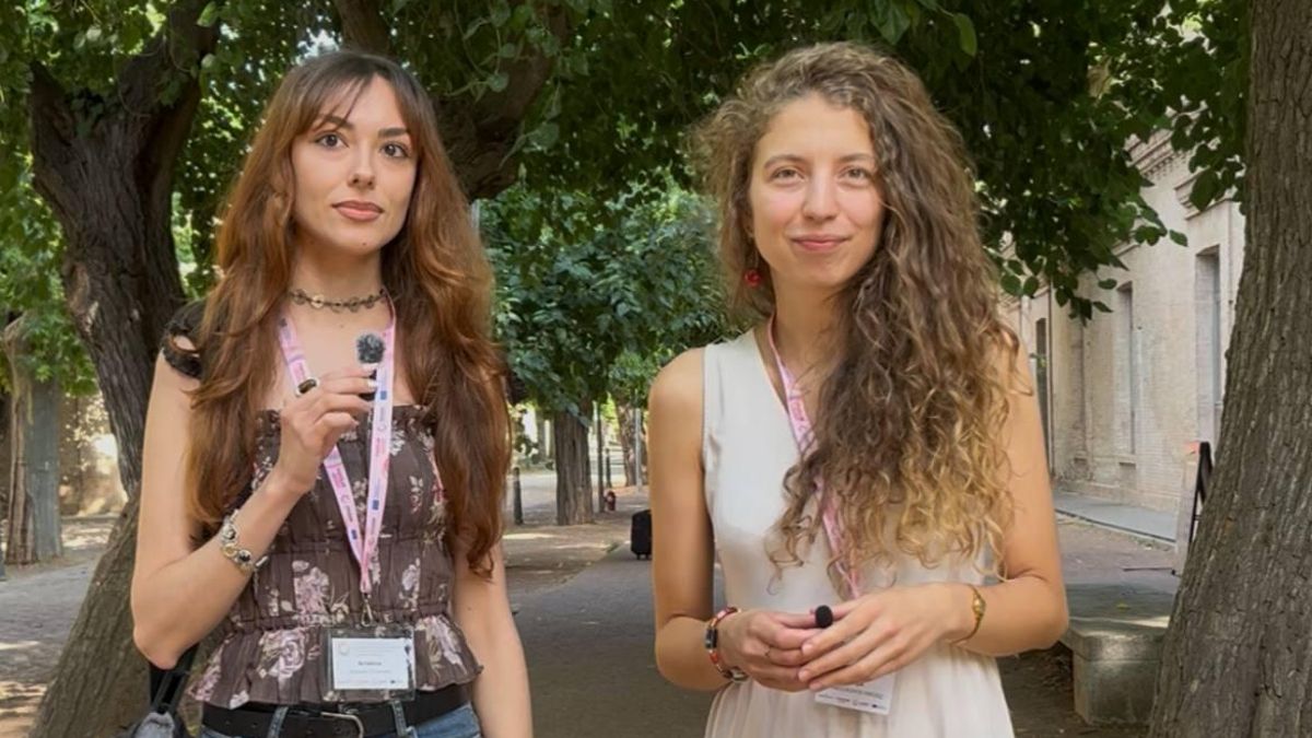 De izquierda a derecha, Ariadna Sabater y Maja Malgorzata en el campus de la UCLM en Toledo, ambas trabajan como becarias en la Alianza Europea COLOURS