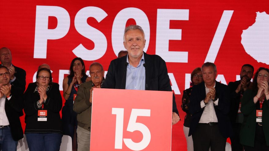 El ministro de Política Territorial y Memoria Democrática, Ángel Víctor Torres, interviene durante un congreso del PSOE de Gran Canaria, a 23 de marzo de 2025, en Gran Canaria, Canarias (España). Torres ha anunciado durante su intervención que deja la pol