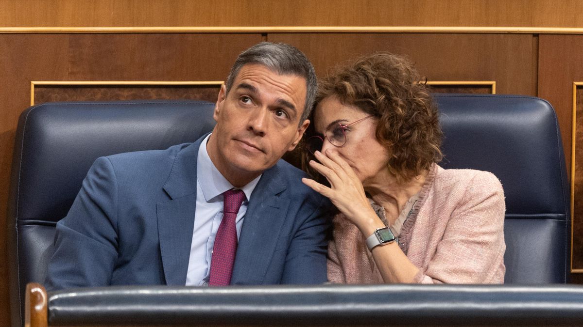El presidente del Gobierno, Pedro Sánchez y la vicepresidenta primera y ministra de Hacienda, María Jesús Montero, durante un pleno en el Congreso de los Diputados, a 20 de junio de 2024, en Madrid (España).