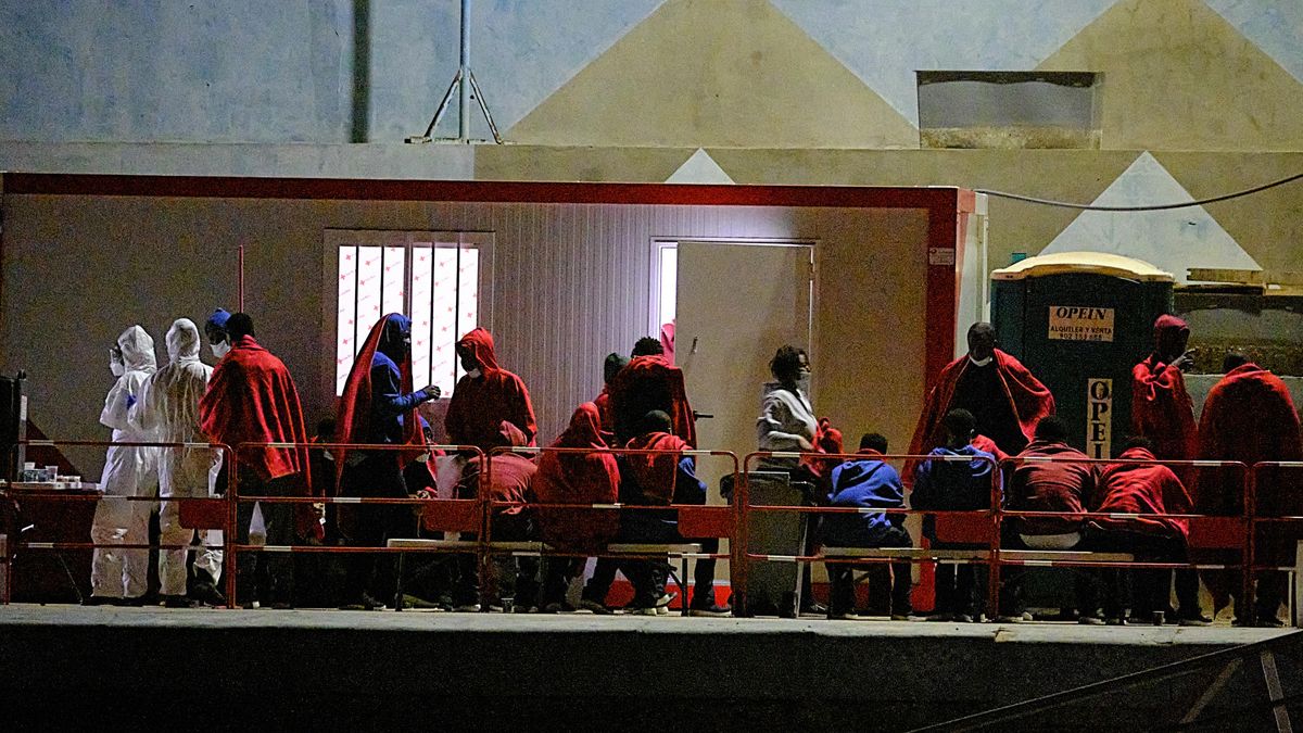 Archivo - Varios inmigrantes de origen subsahariano localizados a 33 millas en Gran Tarajal, a 21 de enero de 2022, en Fuerteventura, Islas Canarias, (España)