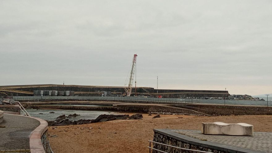 El dique con las obras ya iniciadas.